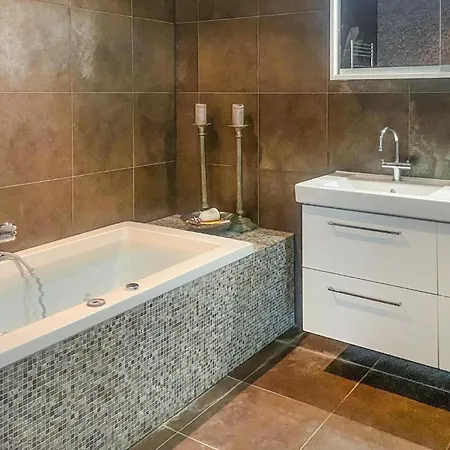 5 Bedroom Cozy In Prázdninový dům