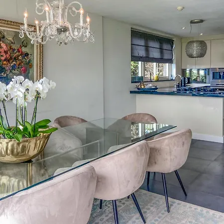 5 Bedroom Cozy In Prázdninový dům Bergen